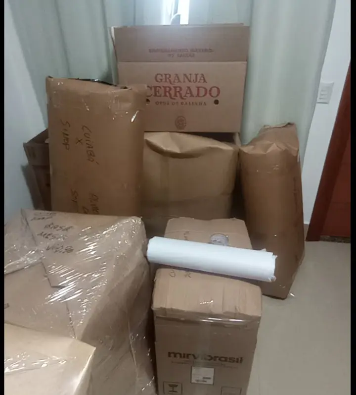 Descarregamento cuidadoso dos itens no endereço de destino